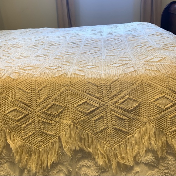 Vintage Crocheted Cream Colored Bedspread Blanket Lace Full or Queen - Picture 9 of 15